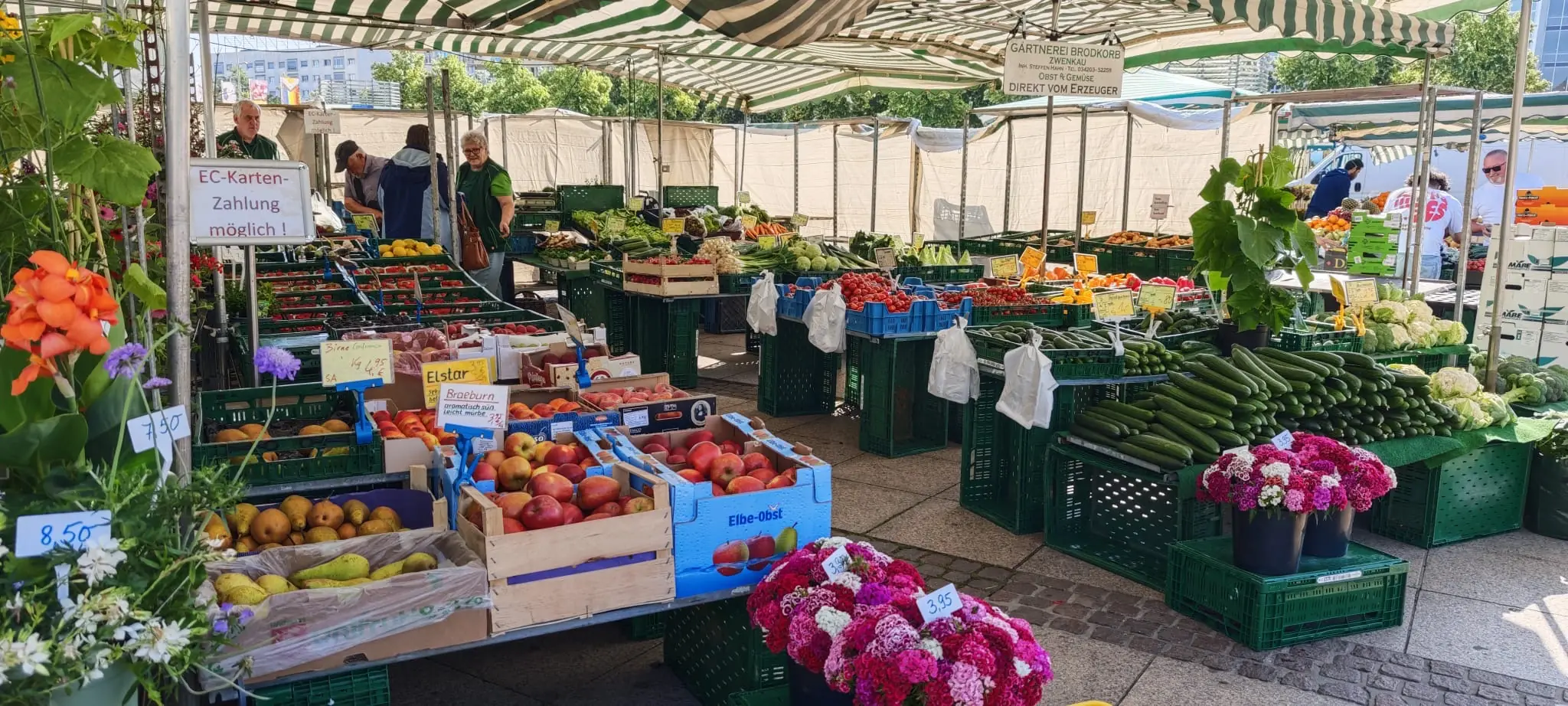 Marktstand der Gärtnerei Brodkorb auf dem Leipziger Markt mit Obst, Gemüse und Blumen